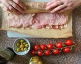 Fetával, olívával göngyölt hús recept fázis 3 fotója