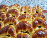 Foto del paso 6 de la receta: Medialunas de manteca con kéfir (masa en panetera)
