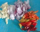 Foto langkah ke 2 dari resep Telor Ceplok Kecap Pedas.