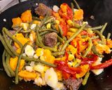 Foto del paso 3 de la receta: Guisito de carne para el invierno con chaucha, morrón, batata, zanahoria