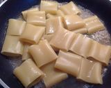 Foto del passaggio 8 della ricetta Paccheri con crema di zucchine, calamari e melanzane fritte