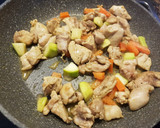 Foto del paso 4 de la receta: Pollo con garbanzos al curry