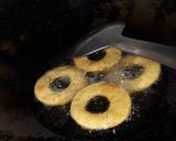 A picture of step 4 of Jaggery donuts.