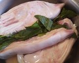Foto del paso 1 de la receta: Patitas de Cerdo con Maní