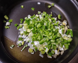 Foto del paso 1 de la receta: Arroz salteado con trigueros y ajetes