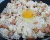 Hình bước làm 2 của món Cơm chiên trứng xúc xích