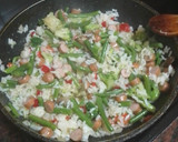 Foto del paso 2 de la receta: Salteado de arroz, verduras y salchichas