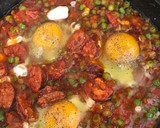Foto del paso 7 de la receta: Huevos con chorizo y guisantes