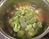 Kéksajtos 🧀 brokkolikrémleves 🥦🍲 recept fázis 5 fotója