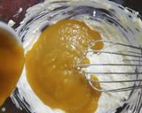 A picture of step 3 of Semolina mango kiwi cake.