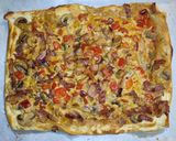 Foto del paso 11 de la receta: Empanada de hojaldre con bacon, cebolla, pimiento rojo, champiñones y nata para cocinar