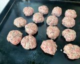 Une image de l'étape 8 de Boulettes de bœuf aux champignons et épices.
