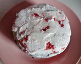 Foto langkah ke 7 dari resep Bolu Coklat Lapis Strawberry.