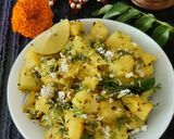 उकडलेल्या बटाट्याची  किंवा सोल्या बटाट्याची भाजी (ukadlelya batatchyachi bhaji recipe in marathi) रेसिपी स्टेप 6 फोटो 