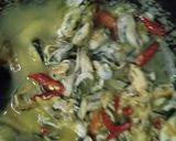 Foto langkah ke 4 dari resep 37. Tumis Kerang Bumbu Iris dan Parut.