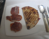 Foto del paso 9 de la receta: Tortita mexicana con gambas, acompañada de jamón y pan con tomate