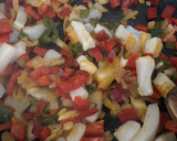 Foto del paso 2 de la receta: Fideuá de merluza y calamar al horno