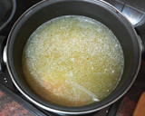 Foto del paso 2 de la receta: Sopa de fideos y verduras con albóndigas de pollo y zanahoria