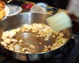 Foto del paso 3 de la receta: Trutros de pollo estofados con camote y yerbas frescas