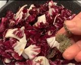 Foto del passaggio 2 della ricetta Tagliatelle radicchio crema gorgonzola e noci