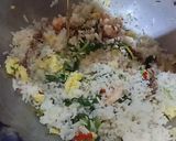 Gambar langkah 5 resipi Nasi Goreng Thai.