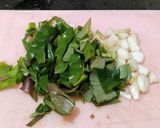 Foto langkah ke 2 dari resep Tumis Daun Kencur Cumi Asin 🦑🥬.