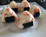Foto del paso 3 de la receta Bola de arroz con salmón (Onigiri de salmón)