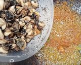 Foto langkah ke 2 dari resep Kerang pedas manis.