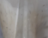 A picture of step 2 of Banana and date shake.