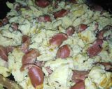 Foto del paso 1 de la receta: Huevos revueltos con cebolla y salchichas