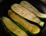 Foto del paso 2 de la receta: Calabacines🥒 con espinacas🌿, pasas de uva🍇 y queso🧀...🤔