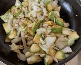 Foto del paso 2 de la receta: Salteado de col con calabacitas
