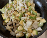 Foto del paso 2 de la receta: Salteado de col con calabacitas