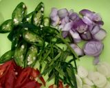 Foto langkah ke 2 dari resep Oseng Tempe Kecap Daun Jeruk.