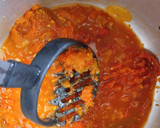 Foto del paso 1 de la receta: Almuerzo de calabacín🥒🫓🧀 salteado con salsa de tomate y pimiento rojo🍅🌶️🧅
