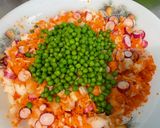 Une image de l'étape 10 de Salade multicolore de riz blanc, carottes, petits pois, tomate, radis et persil.