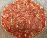 Foto del paso 6 de la receta: Pizza de jamón serrano con aceitunas negras
