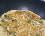 Foto langkah ke 2 dari resep Telur Dadar Bumbu Oranye.