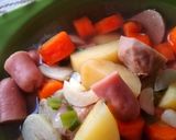 Foto langkah ke 5 dari resep Sop Sosis Baso Sayuran.