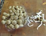 Foto del paso 1 de la receta: Muslitos de picantón con garbanzos y setas shimeji marrón