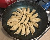 Foto del passaggio 5 della ricetta Ravioli giapponesi GYOZA