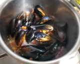 Foto langkah ke 3 dari resep Green mussels in white wine.