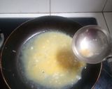 Foto langkah ke 3 dari resep Telur Dadar Tipis (Pelengkap Nasi Kuning/Uduk).