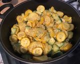 Une image de l'étape 5 de Courgettes bicolores à l ail et épices méditerranéennes.