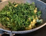 Une image de l'étape 2 de Soupe de fanes de carottes.