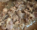 รูปขั้นตอนการทำที่ 4 ของ หมูผัดเห็ดเข็มทองน้ำมันหอย