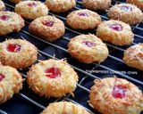 Foto langkah ke 7 dari resep Crunchy Strawberry Cheese Thumbprint Cookies.