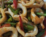 รูปขั้นตอนการทำที่ 2 ของ "ปลาหมึกผัดพริกแกง" Stir Fried Squids with Red Curry Paste🌶🦑🌿