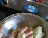 A picture of step 4 of Suji sugar ladoo.