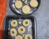 Foto langkah ke 5 dari resep Vanilla custard cream donuts.